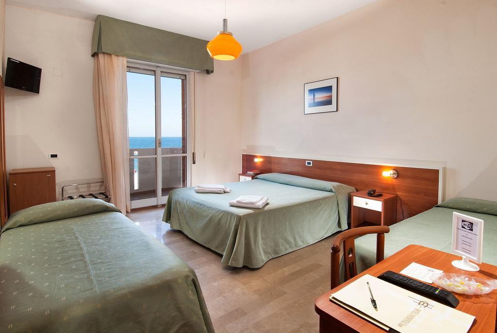 Hotel Continental Fano Zimmer foto